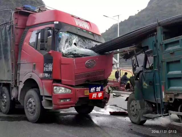 广西发生惨烈车祸一司机遭几十根钢筋直插身体当场身亡