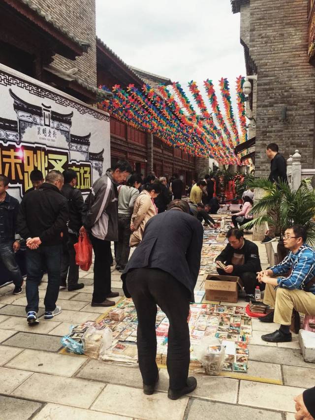 那些遗憾,在人们走进 昆明老街的跳蚤市场后,逐渐得到慰藉.