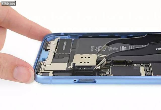 在拆解主板的过程中,发现了大量的固定螺丝,与以往的iphone机型不太一