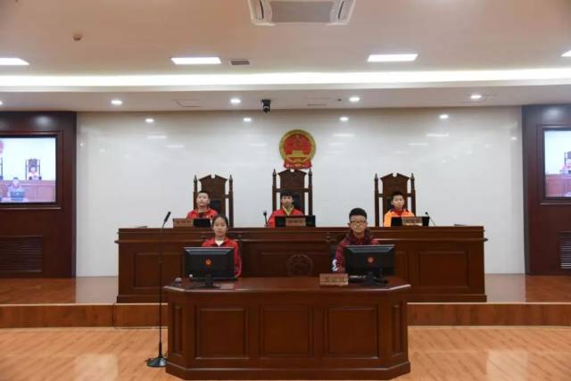 在"审判委员会议室",同学们对市法院数字化功能及信息化建设情况有了