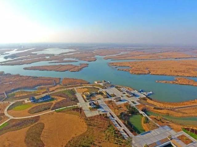 金沙湖位于盐城市阜宁县西南2公里处,水域面积5.