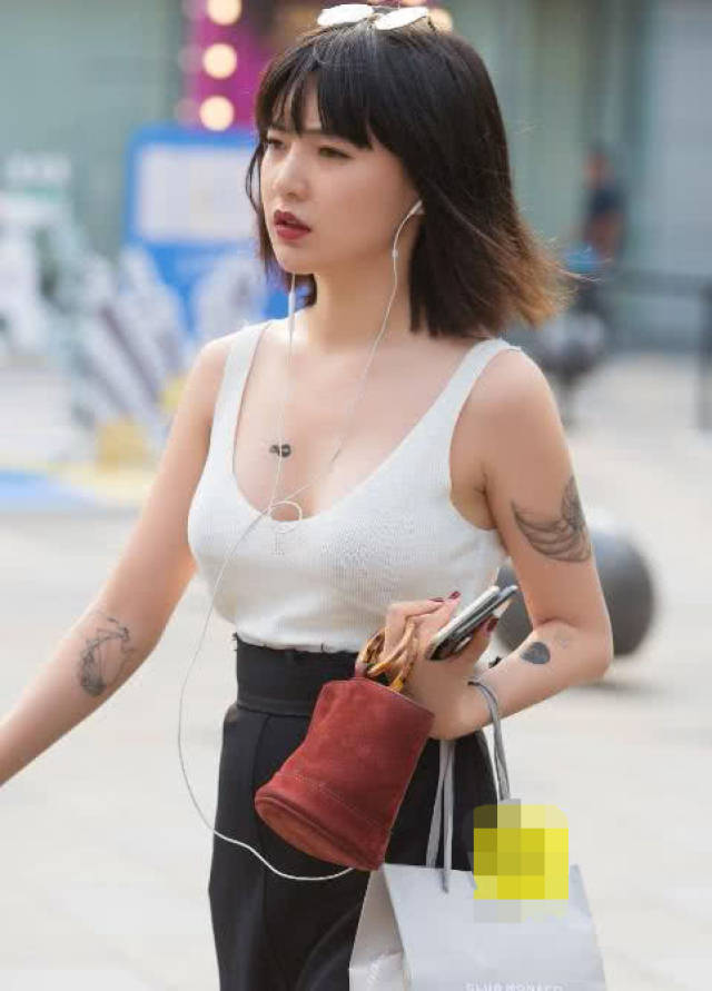 小姐姐手臂处和胸口位置都有纹身,看起来挺有个性