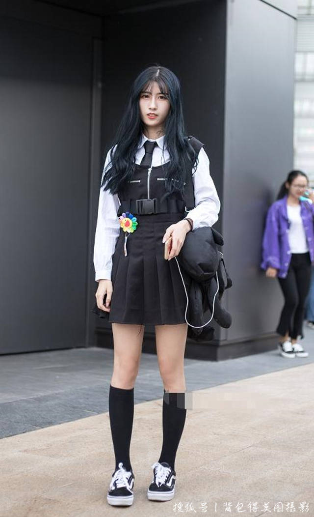 路人街拍,小姐姐套着一双黑色的小腿袜,性感又