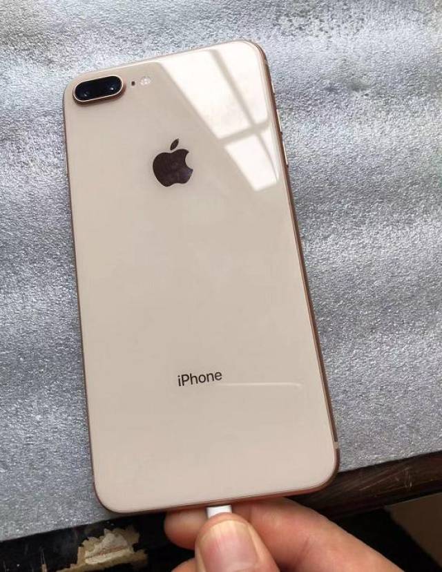 该机的成色非常漂亮,几乎没有出现划痕等情况,iphone8plus背面采用