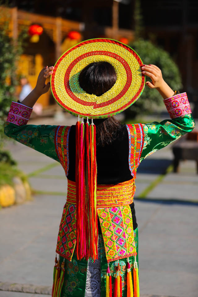2万人,它是瑶族的一个分支,花瑶挑花在2008年被列为国家非物质文化