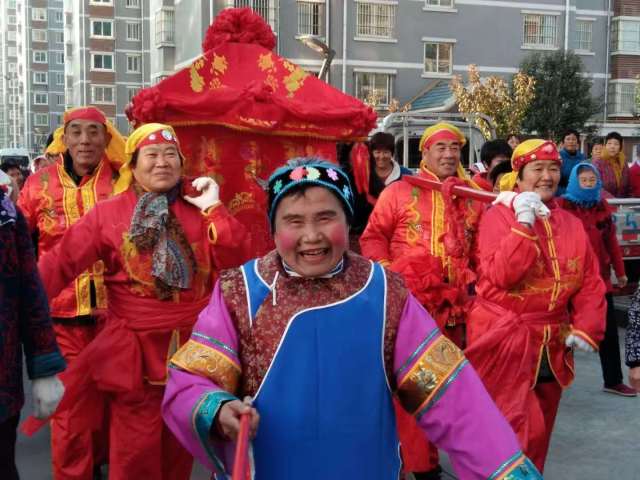 红梅吐芳喜成连理 绿柳含笑永结同心:山东一小区花轿迎亲的喜庆场面