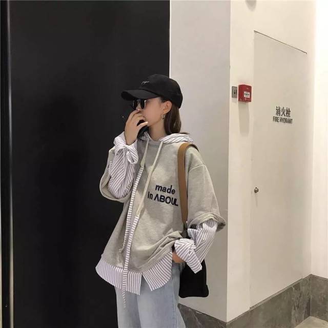 把t恤换成高领针织衫,修身款的高领针织衫叠搭卫衣,再套羽绒服或棉服