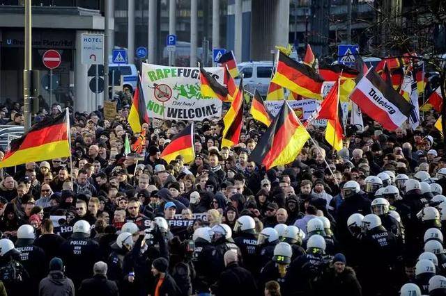 德国难民问题:治安严峻,游行不断,社会撕裂,德国到底怎么了?