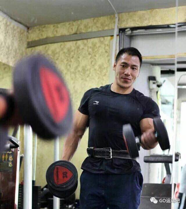 go运动吧专访华波丨16岁就能卧推320斤小鲜肉娘炮们会瞬