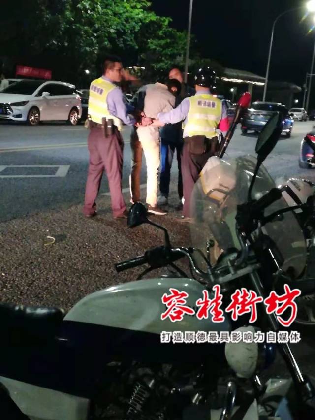 佛山某著名酒吧,有人醉酒打架!被警察制服在地!