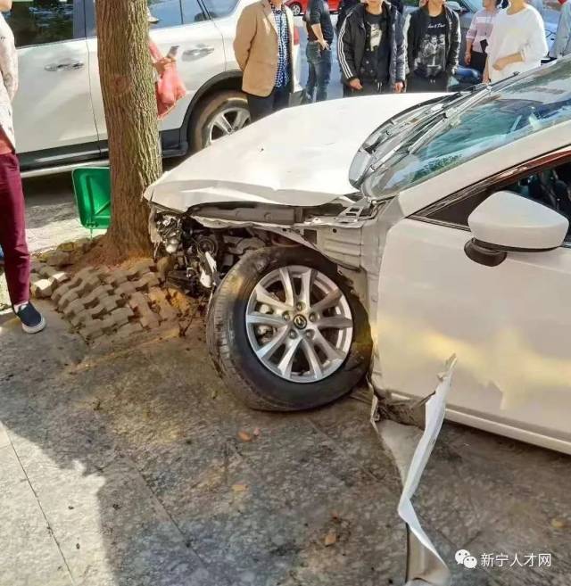 新宁百余米惊险车祸,女司机冲破隔离栏,又撞树上