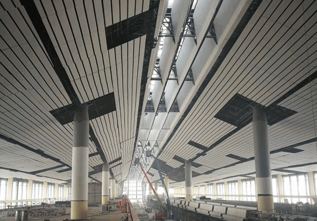 指廊"室内装饰工程施工现场 3 10月26日,北京大兴国际机场施工正在