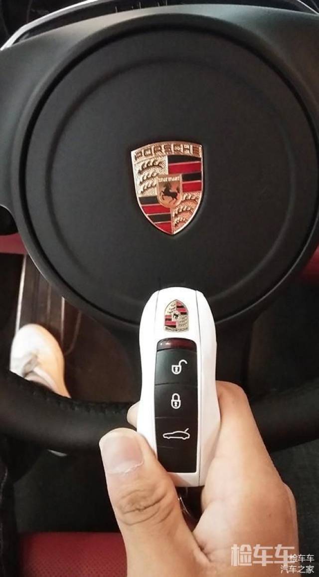 这张是粉丝小哥哥拍的.保时捷标加保时捷车钥匙.
