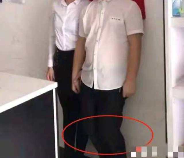 民政局拍结婚证件照,镜头下移之后,网友感慨:硬