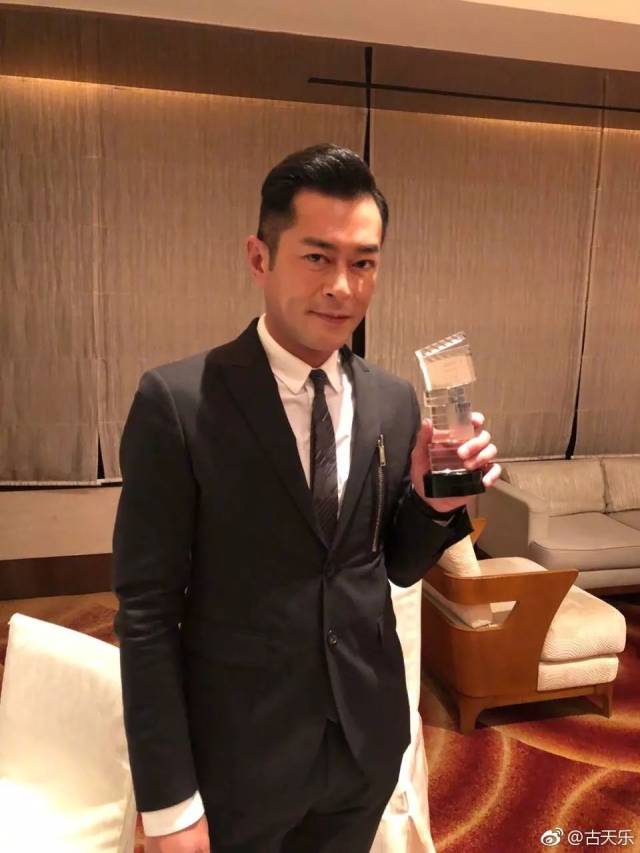 还有那位相貌平平无奇的古天乐,人过40不仅从白古变成了黑古,发际线也