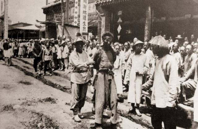19世纪末义和团老照片:身材瘦骨嶙峋，表情冷漠无奈，武器简陋