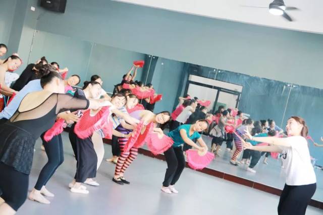 7-9级师资培训课程,由毕业于北京舞蹈学院的硕士研究生刘甜甜老师