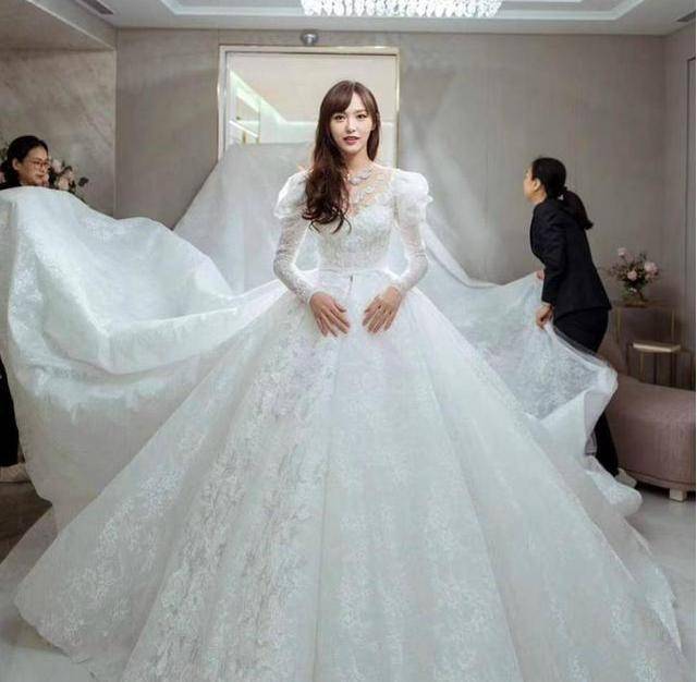 唐嫣的婚纱照流传出来,亲自参与设计,穿上后美得就像一个仙女