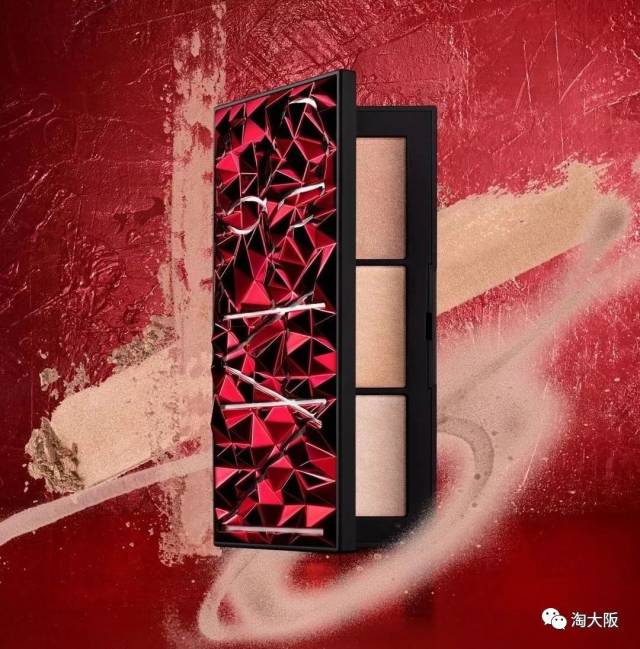 抢眼的红色外包装加上铆钉立体设计,白色 nars的logo,非常奢华的高光