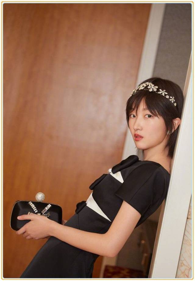 胸这么平还敢穿深v裙,20岁宋祖儿都比你