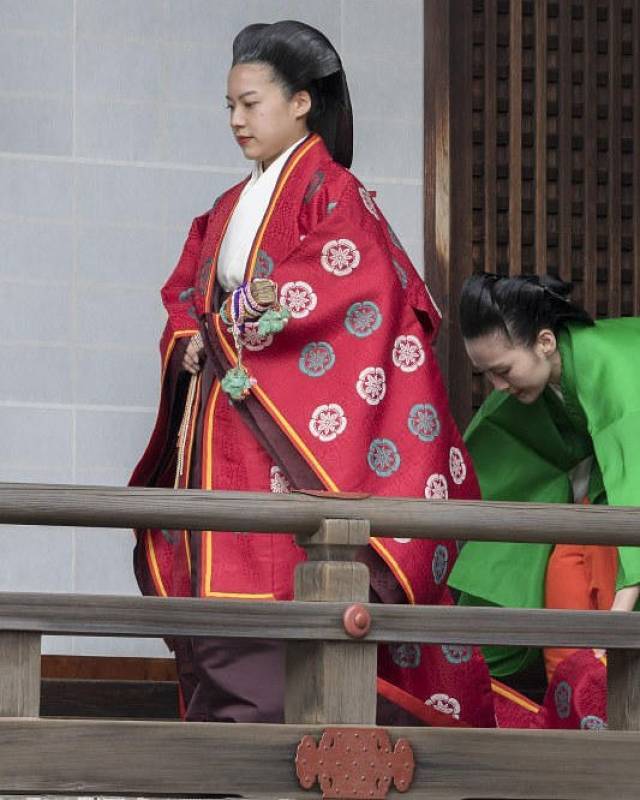 为爱放弃皇族身份:身穿平安时代小袿和服 日本绚子公主幸福出嫁