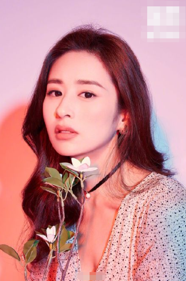 颖儿换发型更美了,波浪长卷发换成泡面卷发,气质堪比18岁小姑娘_手机