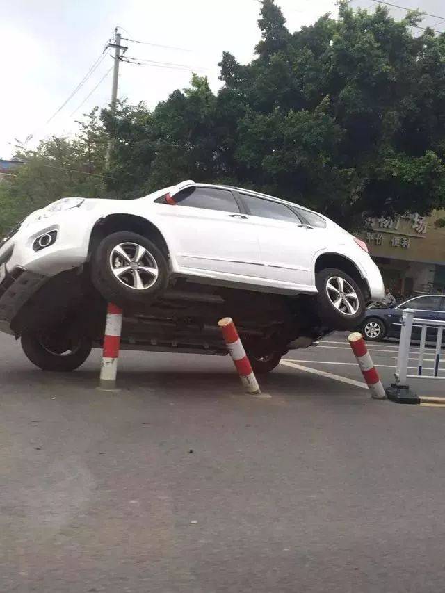 奇葩的车祸现场 交警看后哭笑不得!