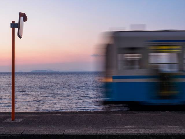 海边车站唯美风景图片,因为一部动漫想去日本看海