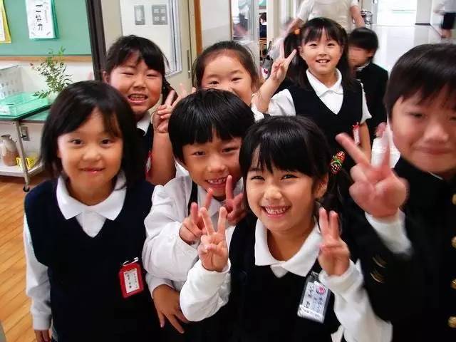 日本孩子在打扫厕所中学习生活自理能力,通过动手动脑变得更聪明
