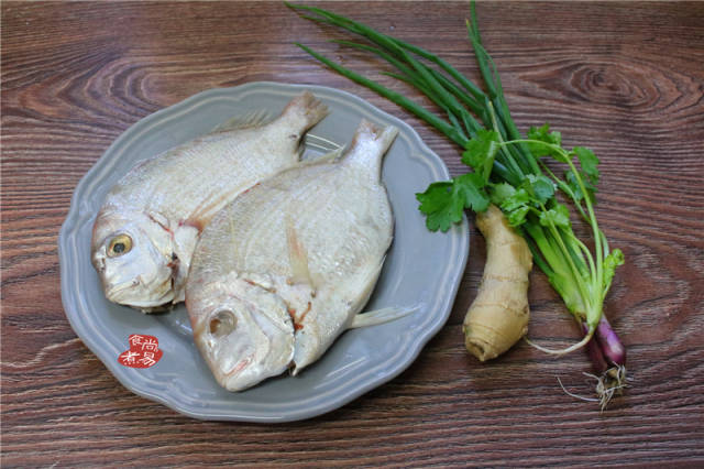 【食材】波立鱼2条,生姜1块,小葱1根,香菜1根,盐4克,食用油适量