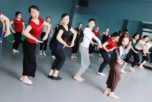 7-9级师资培训课程,由毕业于北京舞蹈学院的硕士研究生刘甜甜老师