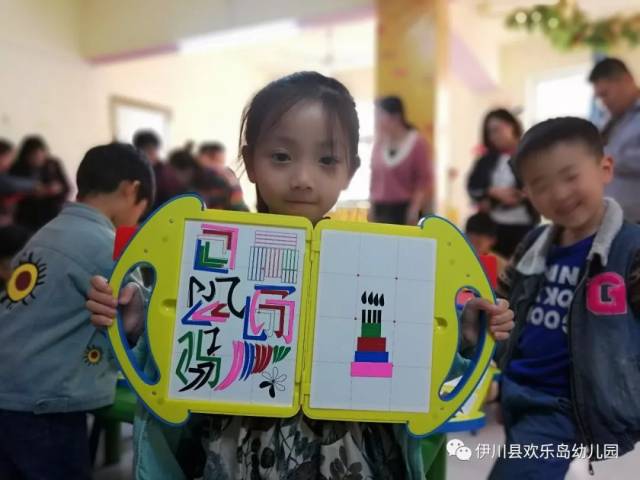 由知而忆"的记忆规律,在上课环节通过意念拼摆,字形辨析,连续闪读字卡