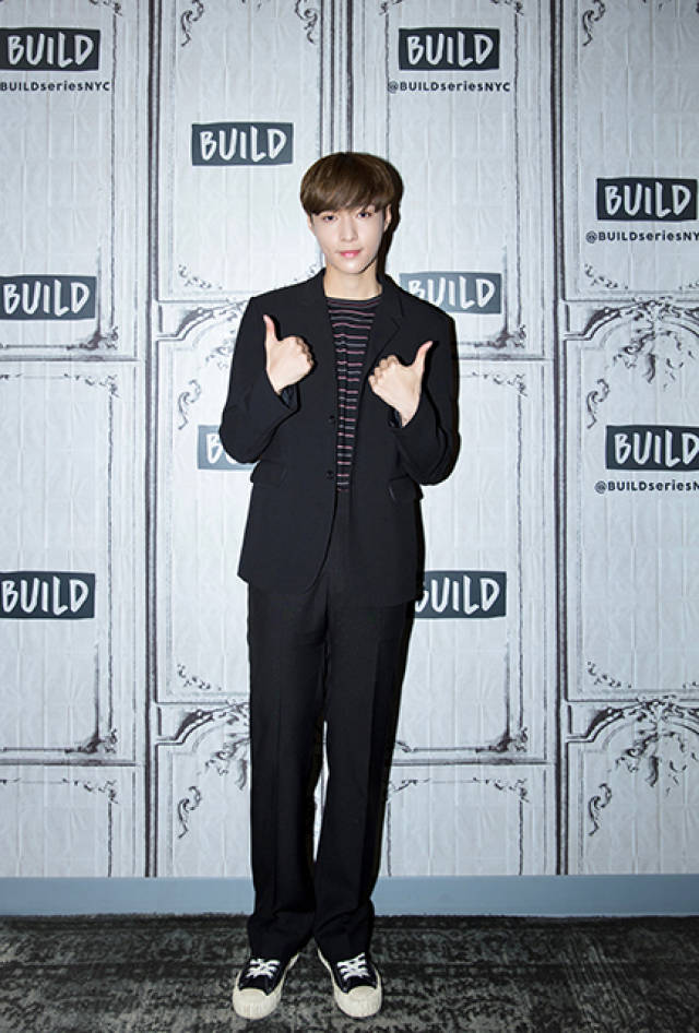 张艺兴美国出道全英文采访直播 人气火爆现场