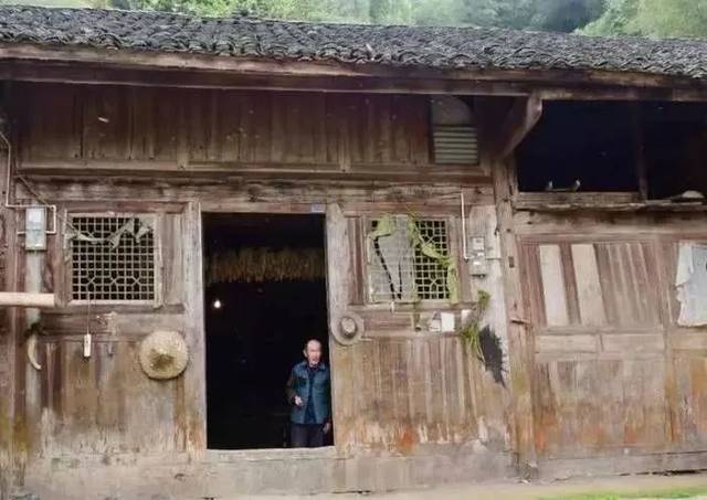 中国最"土豪"的贫困户,破旧房子竟是金丝楠木建造的!