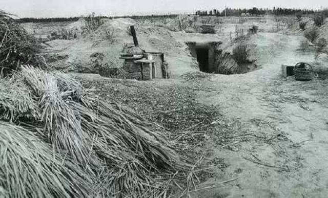 刚进驻新疆时人们住的地窝子