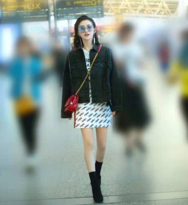 景甜有了男友就调皮,在裙子上贴满了贴纸?意