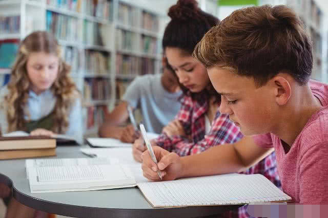 5门10节课!初三学生双休日补课竟要赶场子,真