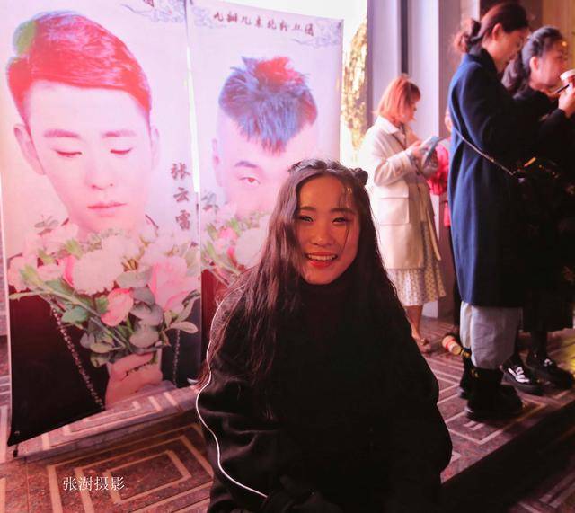德云社张云雷来哈尔滨演出,门票供不应求,近万女粉丝带礼物捧场