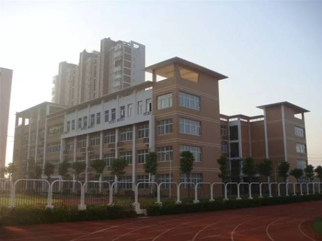少年"》 下面跟着小编 一起看看部分学校的工作经验吧 武汉市楚才中学