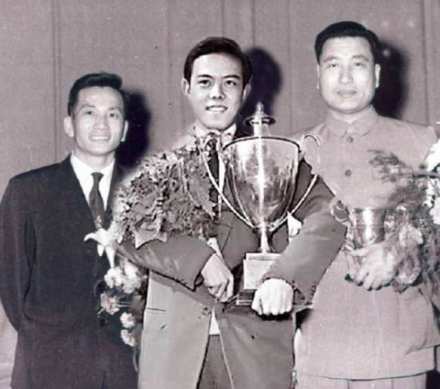 容国团是中国第一个世乒赛单打和团体冠军,他的教练是傅其芳.