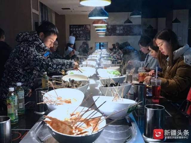 羡慕!新疆这所大学推出转转小火锅,小料免费,锅底3元