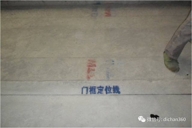 根据飘窗板上的砌抹控制线及标高线,并结合外墙通垂线,窗台装饰厚度