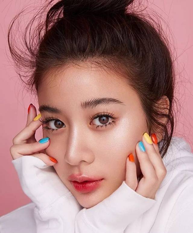 还有以好气色吸睛的博主还有ins博主兼艺术家supassara,她也是我私藏