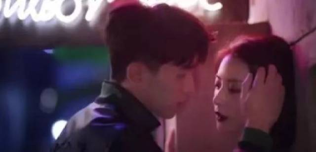 邓伦口红广告男性荷尔蒙爆棚,与王柳雯的暧昧互动让粉丝嫉妒