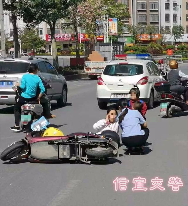信宜:一妇女搭2小孩发生交通事故,女警这一举动温暖全城!