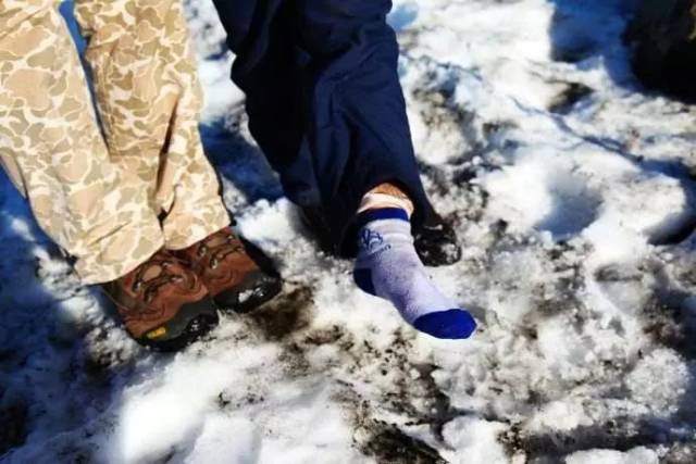 冰天雪地里脚冷遇到汗水更冷 这样的袜子,穿一天就会有心里阴影.