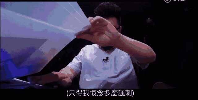 一段超级尬的歌舞秀… 不过最后有位评委突然把自己的红灯按成了蓝灯