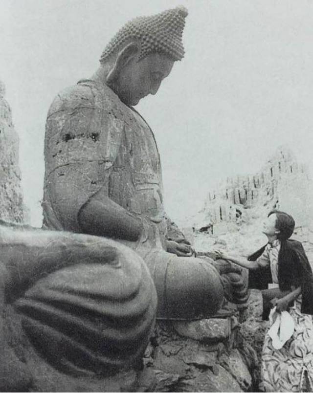 1934年夏林徽因在山西汾阳小相村灵岩寺,后来这个大佛在抗日期间被熔