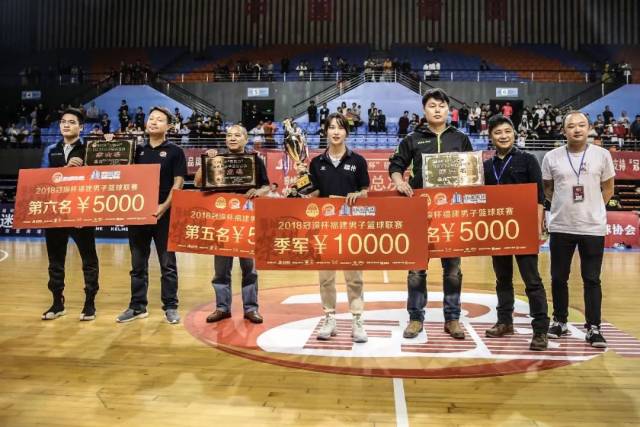 先生,莆田市体育局局长徐德俊先生为亚军泉州队颁发奖杯,奖牌及奖金