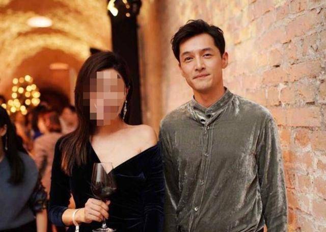 唐嫣婚礼再曝细节图,胡歌的衬衫闹笑话,罗晋的衣服才是一大亮点